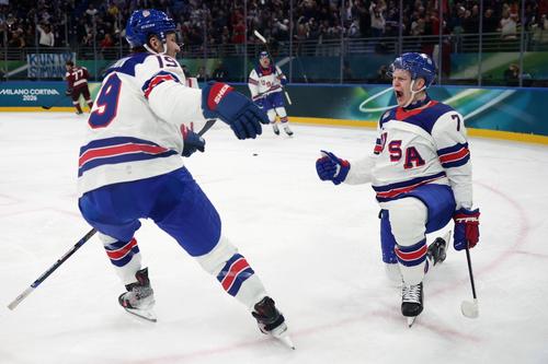 Matthew și Brady Tkachuk pe gheața olimpică FOTO Guliver/GettyImges