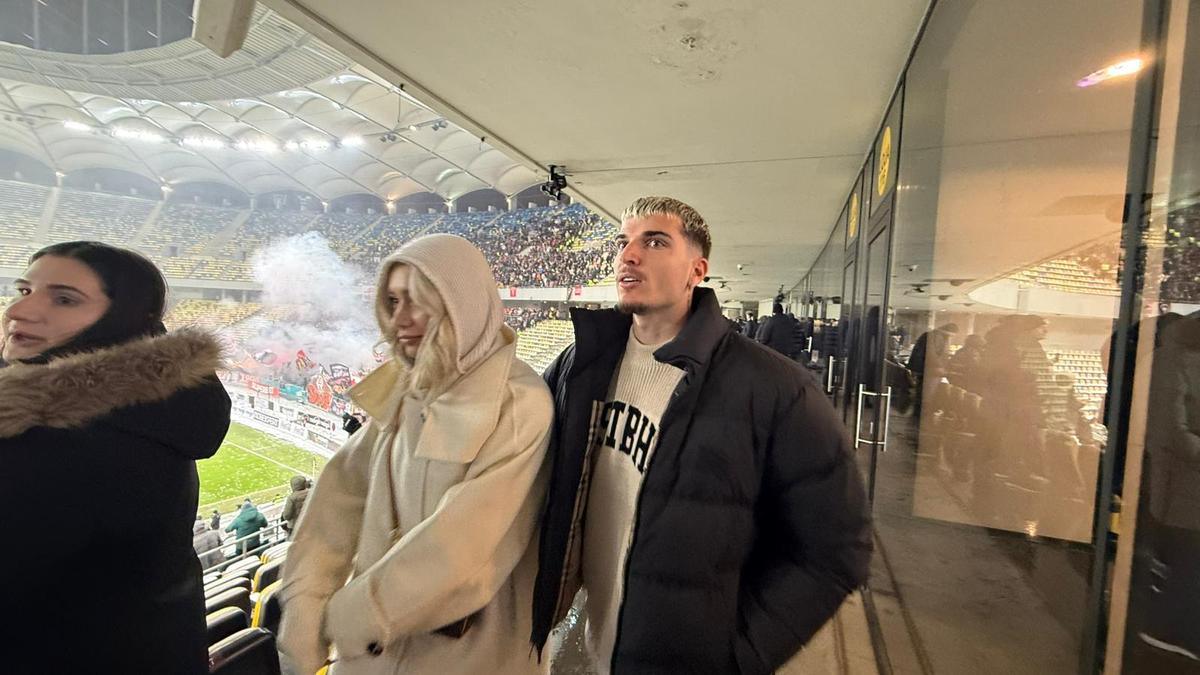 Apariție-surpriză! Internaționalul român și-a luat iubita și a venit prin ger la Rapid - Dinamo