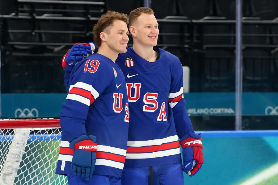 Mathew și Brady Tkachuk pozând pe gheața de la Jocurile Olimpice Foto Guliver Images Pe urmele tatălui » Frații americani Matthew și Brady Tkachuk vor lupta pentru aurul olimpic așa cum a făcut-o și părintele lor