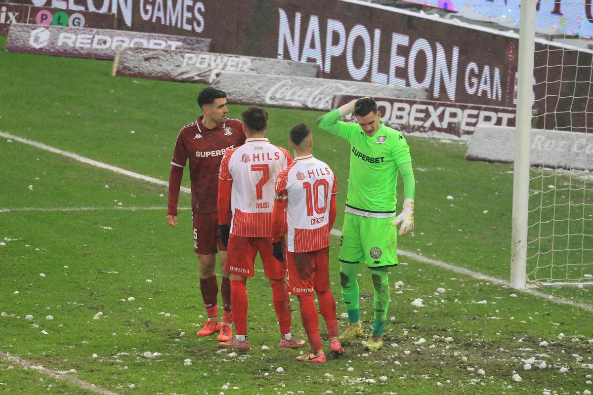 Marian Aioani, lovit cu un bulgăre în Rapid - Dinamo