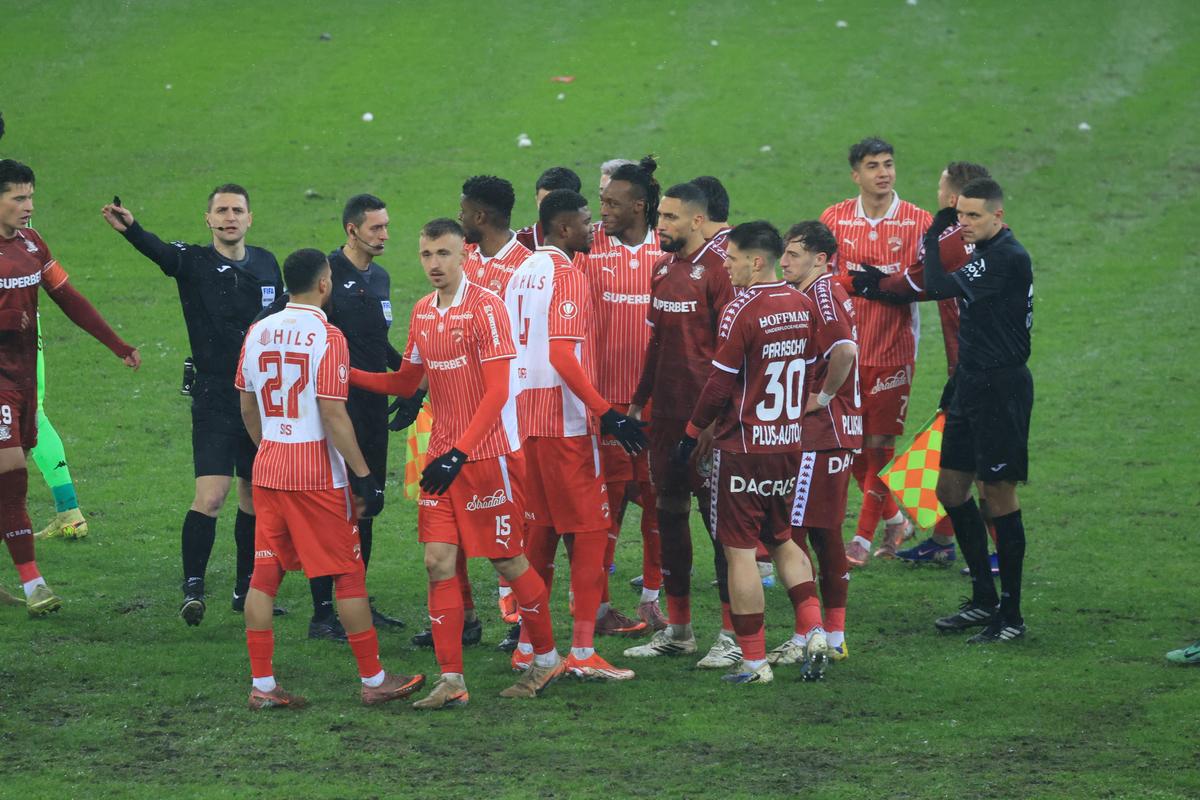 Marian Aioani, lovit cu un bulgăre în Rapid - Dinamo