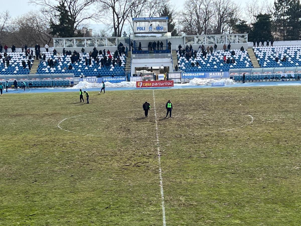 Gazonul stadionului din Iași, pe 21 februarie 2026