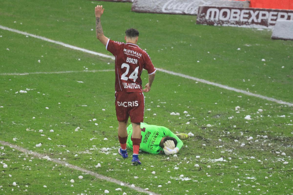 Daniel Paraschiv: „Incidentele dau un pic de nebunie unui meci de fotbal. Am luat și eu bulgări, dar cine nu a luat în copilărie?”