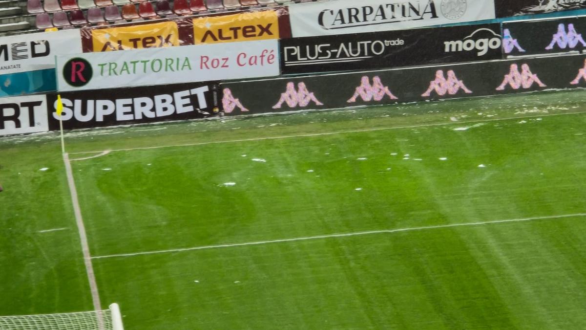 Pericol real înainte de Rapid - Dinamo » Jucătorii riscă să fie răniți de zăpada de pe acoperiș