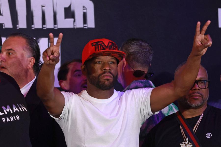 Floyd Mayweather Jr. anunță o nouă revenire în boxul profesionist la 49 de ani // FOTO: Imago Images „L-au prins dopat” » Roland Gavril rememorează cele două meciuri pentru titlul mondial cu Benavidez: „Canelo Alvarez era un adversar de 3 ori mai ușor”