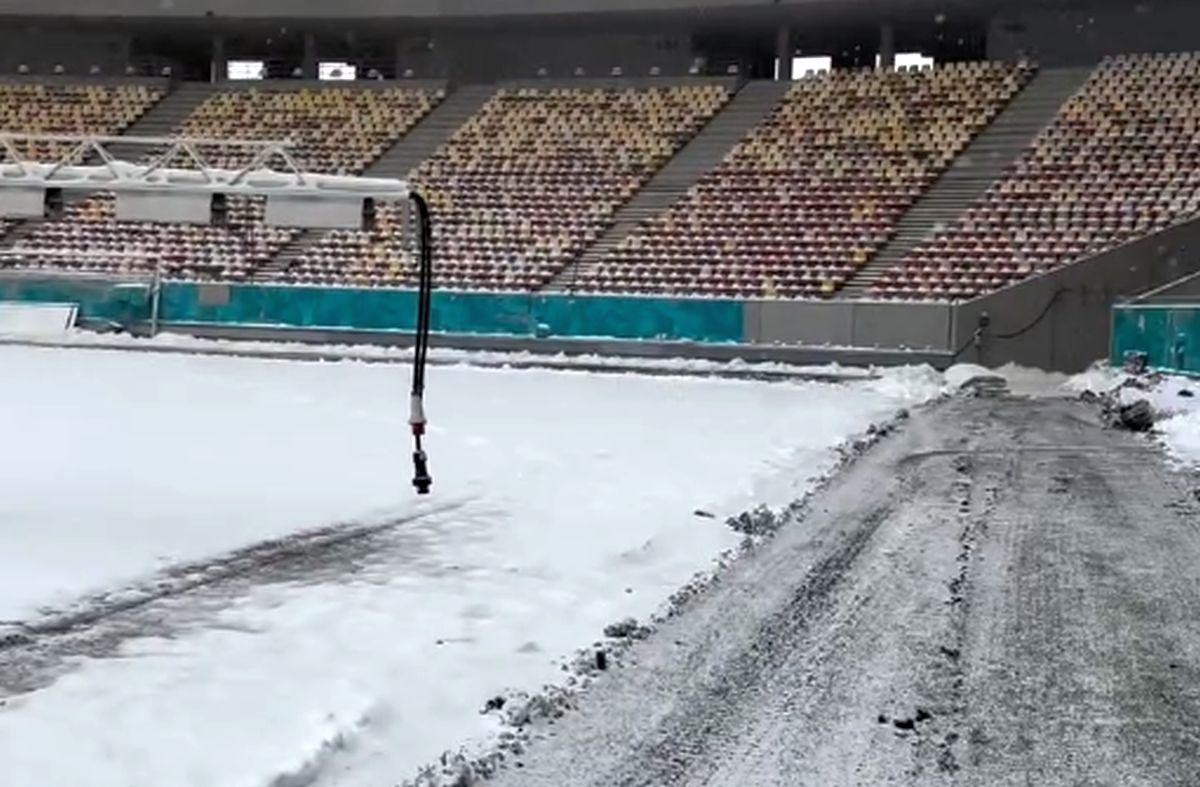 Gazonul Arenei Naționale, acoperit de zăpadă în ziua meciului Rapid - Dinamo