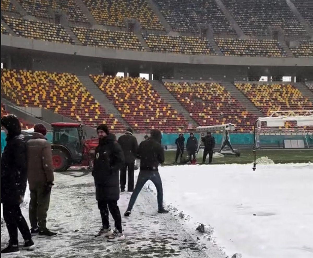 Gazonul Arenei Naționale, acoperit de zăpadă în ziua meciului Rapid - Dinamo