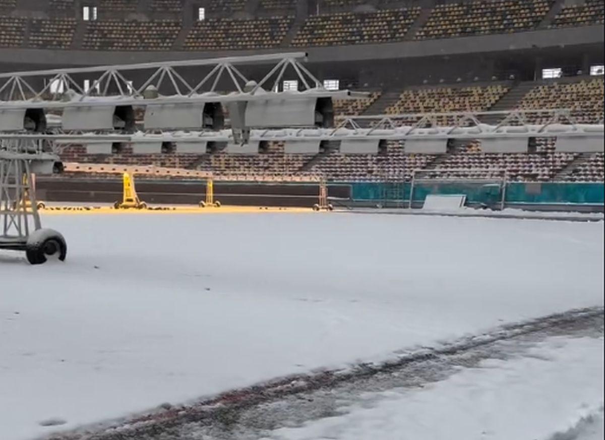 Gazonul Arenei Naționale, acoperit de zăpadă în ziua meciului Rapid - Dinamo