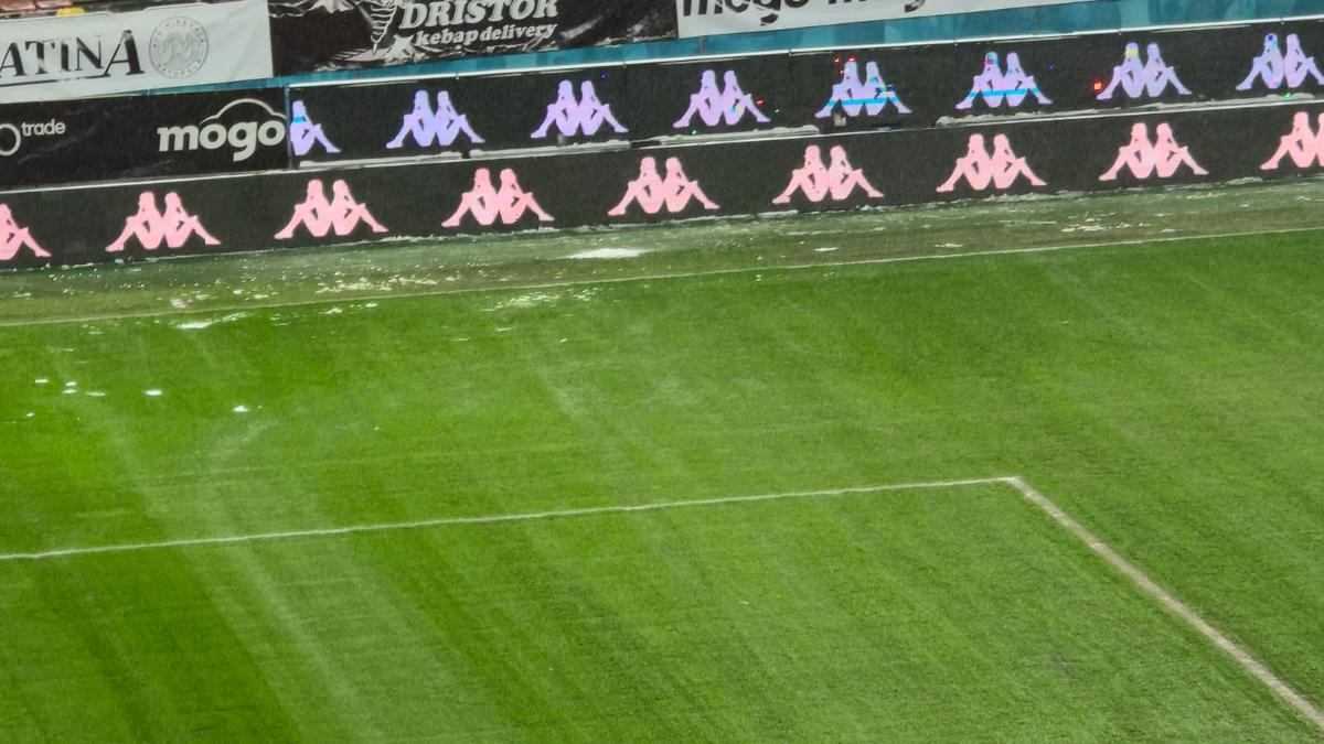 Pericol real înainte de Rapid - Dinamo » Jucătorii riscă să fie răniți de zăpada de pe acoperiș