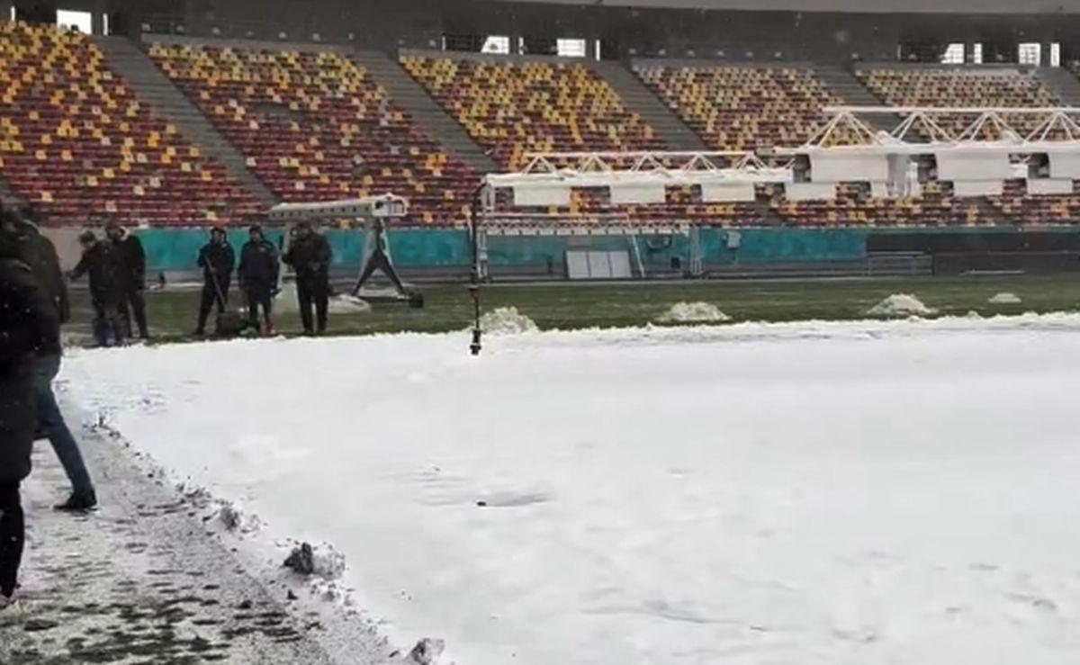 Gazonul Arenei Naționale, acoperit de zăpadă în ziua meciului Rapid - Dinamo