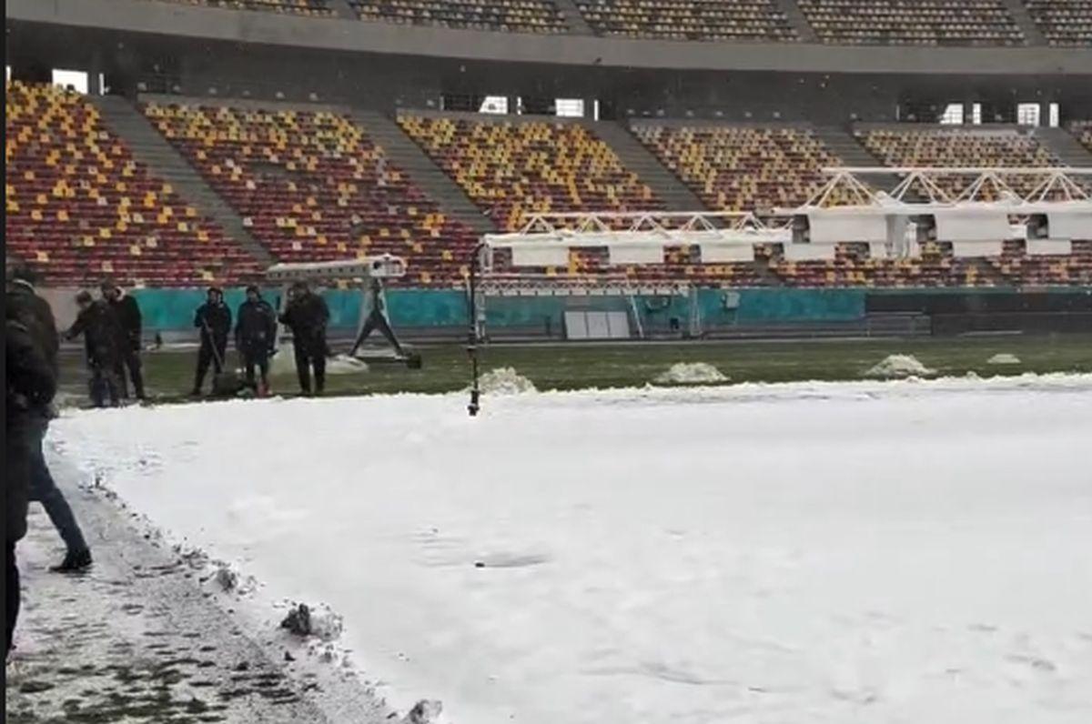 Gazonul Arenei Naționale, acoperit de zăpadă în ziua meciului Rapid - Dinamo
