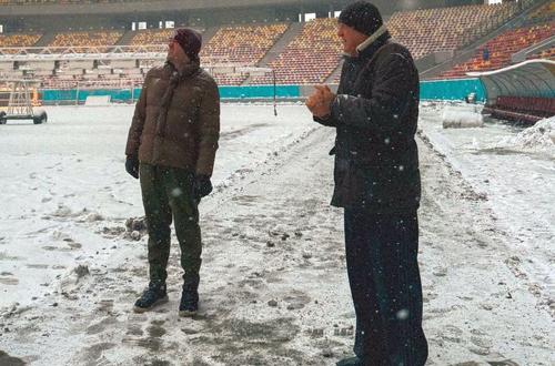 Dan Șucu și Victor Angelescu pe gazon/ foto Facebook @Rapid