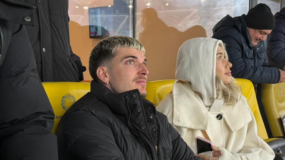 Apariție-surpriză! Internaționalul român și-a luat iubita și a venit prin ger la Rapid - Dinamo