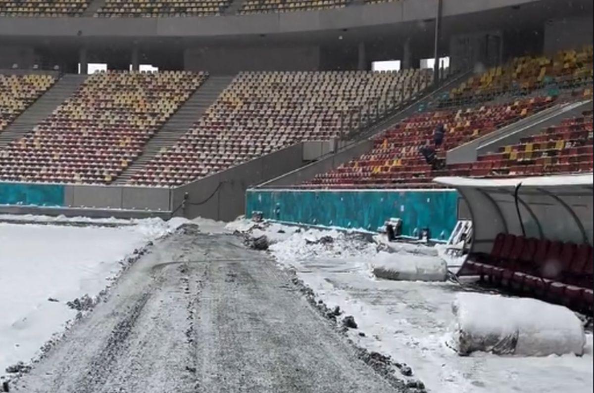 Gazonul Arenei Naționale, acoperit de zăpadă în ziua meciului Rapid - Dinamo