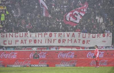 Duelul galeriilor la Rapid - Dinamo » Toate mesajele apărute pe Arena Națională: „Singuri împotriva tuturor / Cu patron informator”