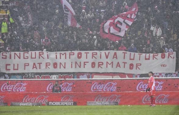 Duelul galeriilor la Rapid - Dinamo » Toate mesajele apărute pe Arena Națională: „Singuri împotriva tuturor / Cu patron informator”