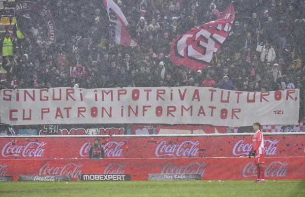 Duelul galeriilor la Rapid - Dinamo » Toate mesajele apărute pe Arena Națională: „Singuri împotriva tuturor / Cu patron informator”