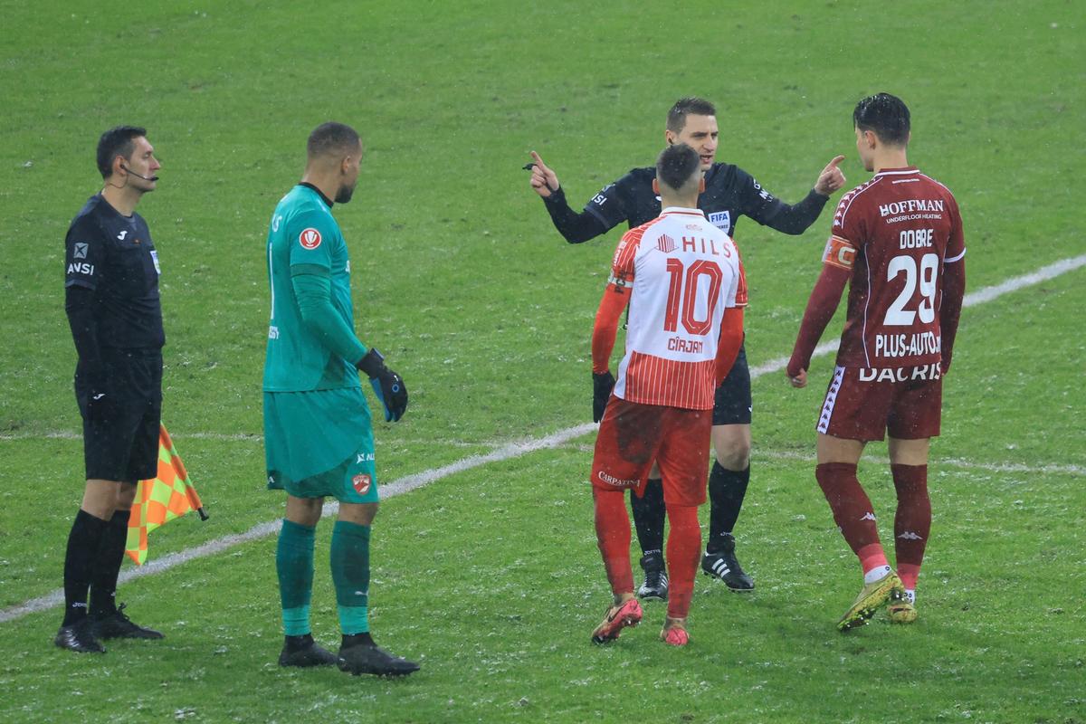 Daniel Paraschiv: „Incidentele dau un pic de nebunie unui meci de fotbal. Am luat și eu bulgări, dar cine nu a luat în copilărie?”