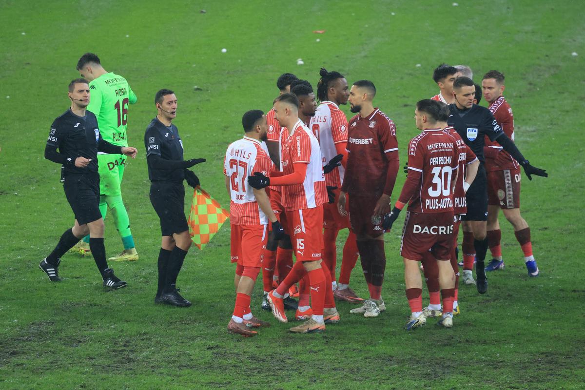 Marian Aioani, lovit cu un bulgăre în Rapid - Dinamo