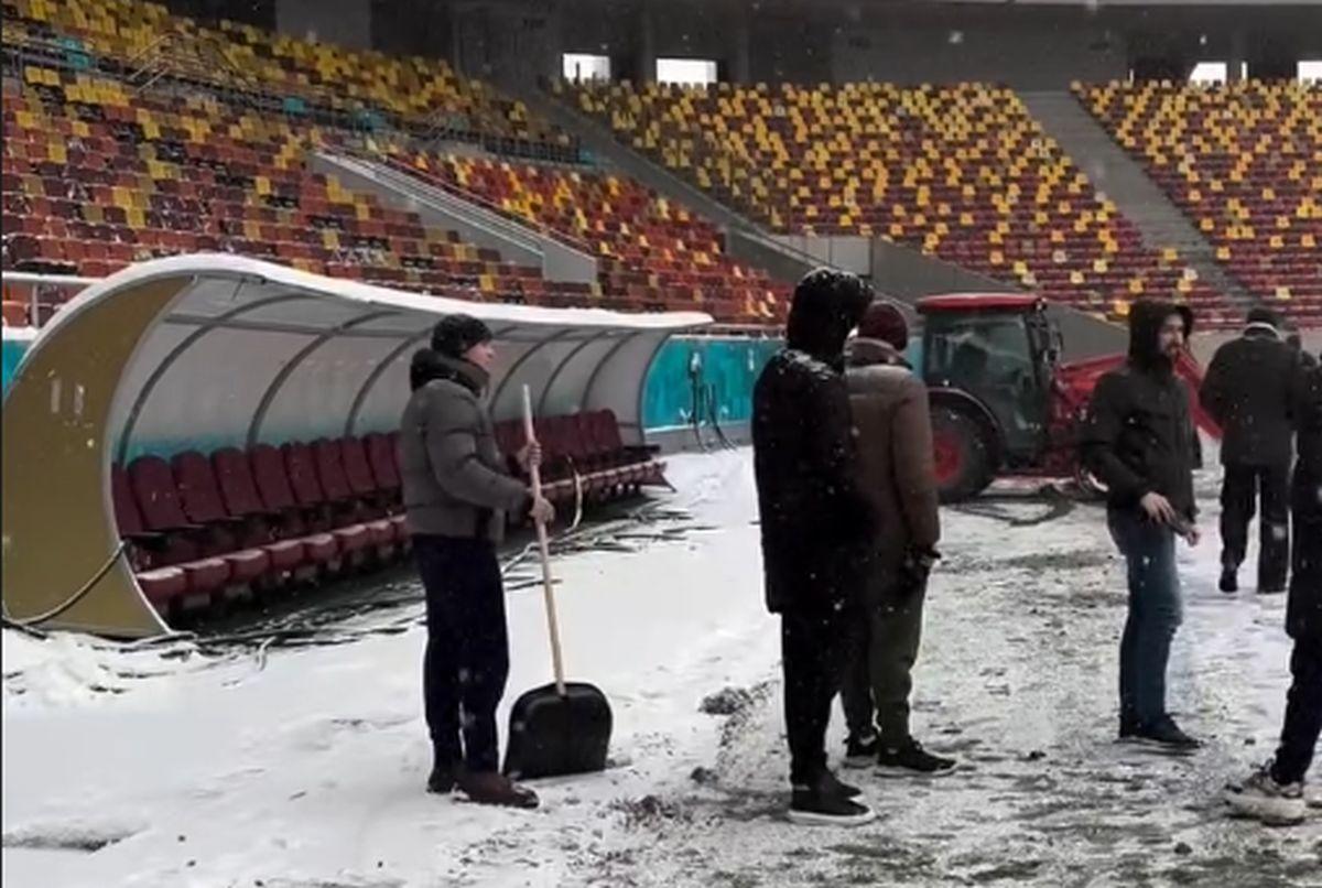 Gazonul Arenei Naționale, acoperit de zăpadă în ziua meciului Rapid - Dinamo