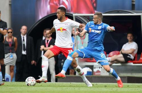 Matheus Cunha, RB Leipzig (stânga) și Ivan Martic, CSU Craiova (dreapta) // Sursa: Getty