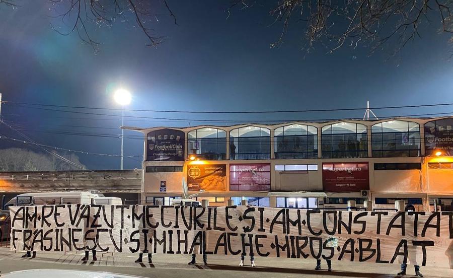 „Am revăzut meciurile și am constatat / Frăsinescu și Mihalache miros a blat” FOTO Facebook Ultras Iași Doi jucători de la Poli Iași, acuzați de blat de suporterii echipei: „Sperăm să nu îi mai vedem niciodată pe teren”