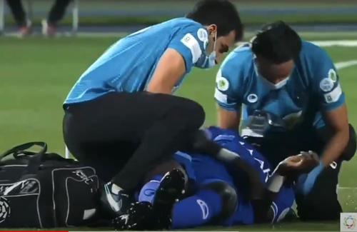 Francezul Bafetimbi Gomis (35 de ani), atacantul lui Al-Hilal, s-a prăbușit pe teren în minutul 4 al meciului de sâmbătă