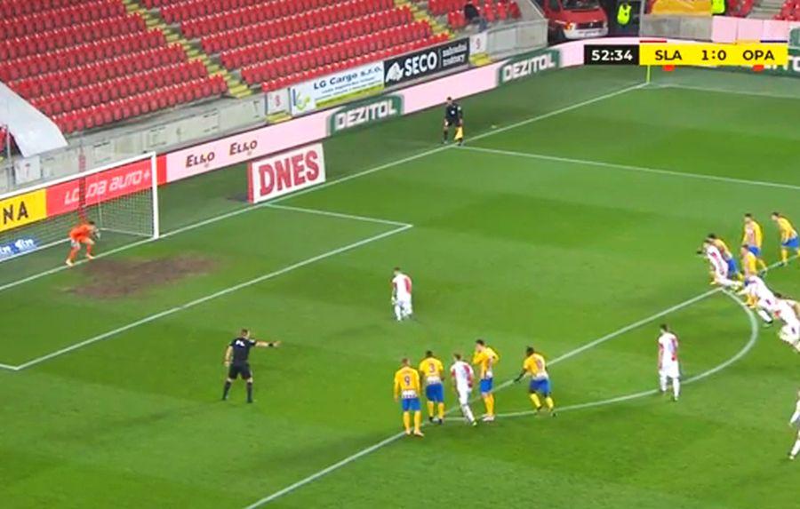 Stanciu a încercat să paseze pentru un coechiper la penalty VIDEO Nicolae Stanciu, încă un gol pentru Slavia » Confuzie totală la penalty-l executat de român