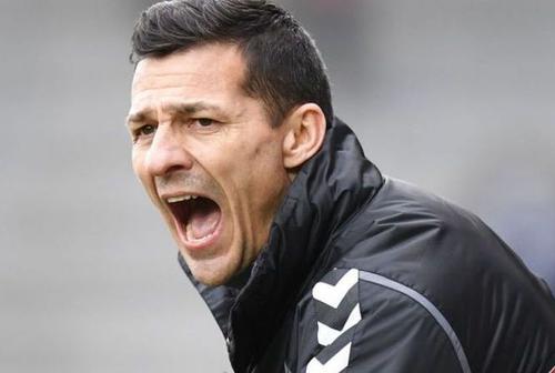 Vejle, echipa pregătită de Constantin Gâlcă (49 de ani), a suferit o umilință în etapa cu numărul 22 din Danemarca, scor 0-5 contra lui Midtjylland! Trupa antrenorului român a jucat în inferioritate numerică din minutul 35.