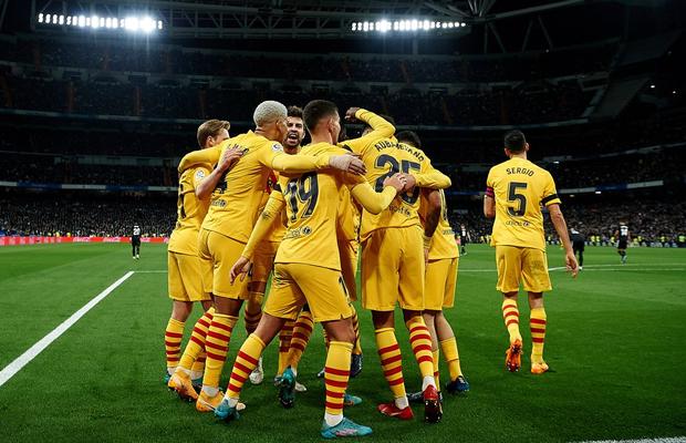 Imaginile bucuriei catalane » Cum au sărbătorit fotbaliștii Barcelonei după victoria fantastică în fața lui Real Madrid