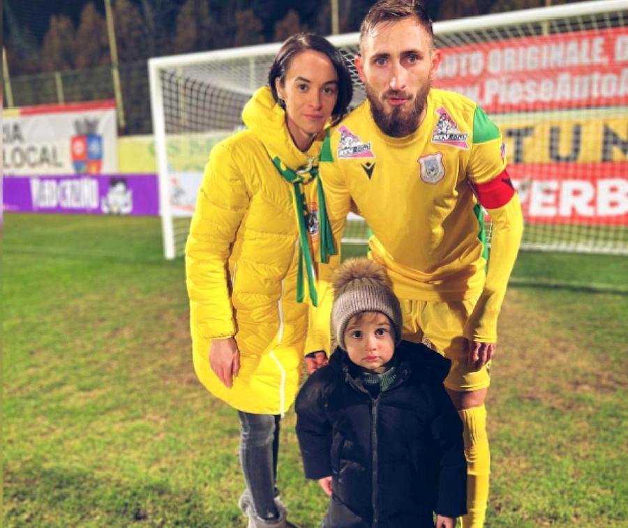 Soția și copilul obișnuiesc să-l însoțească pe Bogdan Rusu la meciurile de pe teren propriu / Sursă foto: instagram/ bogdan90rusu Dezbatere aprinsă în direct » Ion Crăciunescu n-a mai rezistat și a izbucnit: „Ce caută pe stadion? N-am văzut așa ceva nicăieri în lume!”