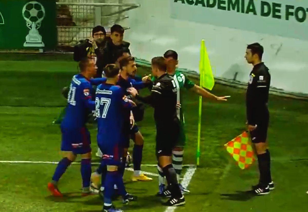 Fotbaliștii Stelei l-au încercuit pe asistent la meciul de la Chiajna! Decizia care i-a enervat