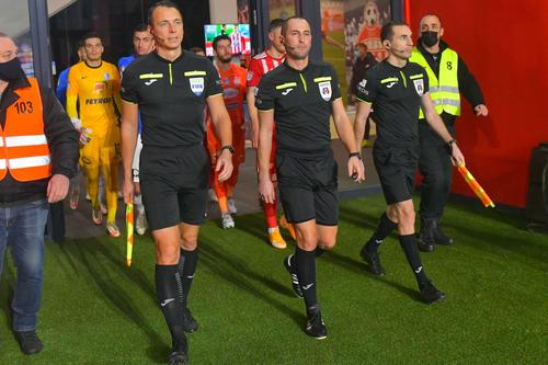 Ionuț Coza (central), flancat înainte de meciul Sepsi - Farul 1-0 de asistenții Radu Ghinguleac (stânga) și Marius Marica (dreapta) // foto: Imago Images