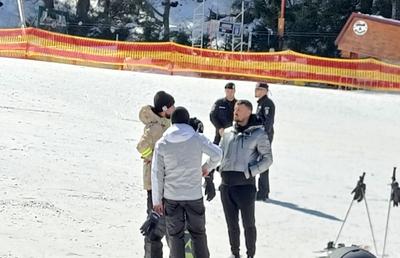 Le priește pauza provocată de meciurile echipei naționale » Cum au fost surprinși Constantin Budescu și Gabi Tamaș