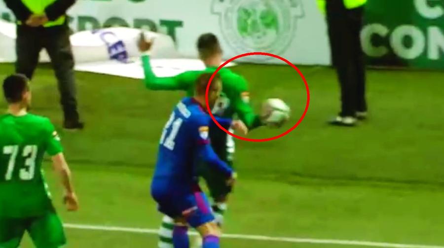 Foto: Captură @Digi Sport 1 Fotbaliștii Stelei l-au încercuit pe asistent la meciul de la Chiajna! Decizia care i-a enervat
