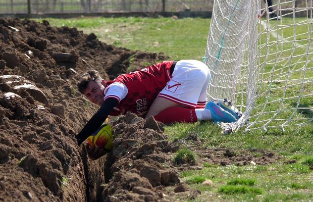 „Jucăm printre tranșee, ca-n război!”. Reportaj GSP la Liga 5, cu fotbal, conducte de gaze și spectatori mascați: „Joacă titulari «Scoică», «Pisică», «Lună», «Buze moi»”