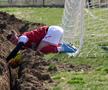 „Jucăm printre tranșee, ca-n război!”. Reportaj GSP la Liga 5, cu fotbal, conducte de gaze și spectatori mascați: „Joacă titulari «Scoică», «Pisică», «Lună», «Buze moi»”