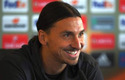 Ibrahimovic, departe de a-și agăța ghetele în cui: „Ar fi fost prea simplu să mă las după ce am câștigat titlul. Am atâtea oferte, dar de ce să mă retrag?”