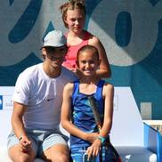 Ștefania Bojică, în albastru, în urmă cu mai mulți ani, alături de Rafa Nadal / Sursă foto: Arhivă personală