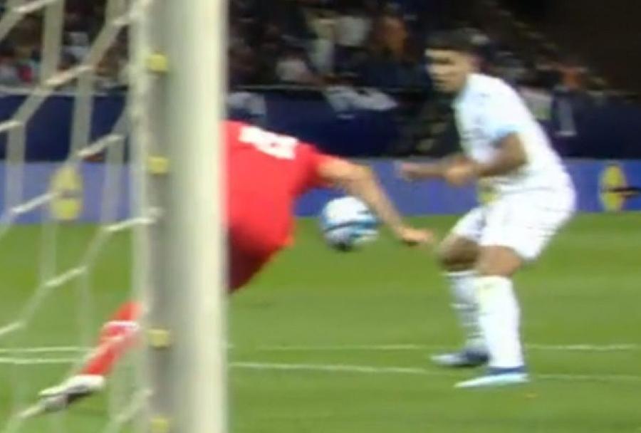 Hențul clar în careu al elvețianului Zesiger la 1-1 cu Israel nu a fost pedepsit cu penalty de Anthony Taylor în preliminariile CE Numirea arbitrului Anthony Taylor a redeschis rana Israelului înainte de baraj: „Un arogant. Un ratat”