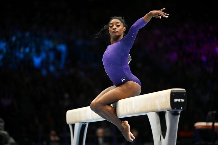 Simone Biles într-un exercițiu la bârnă Foto: Imago