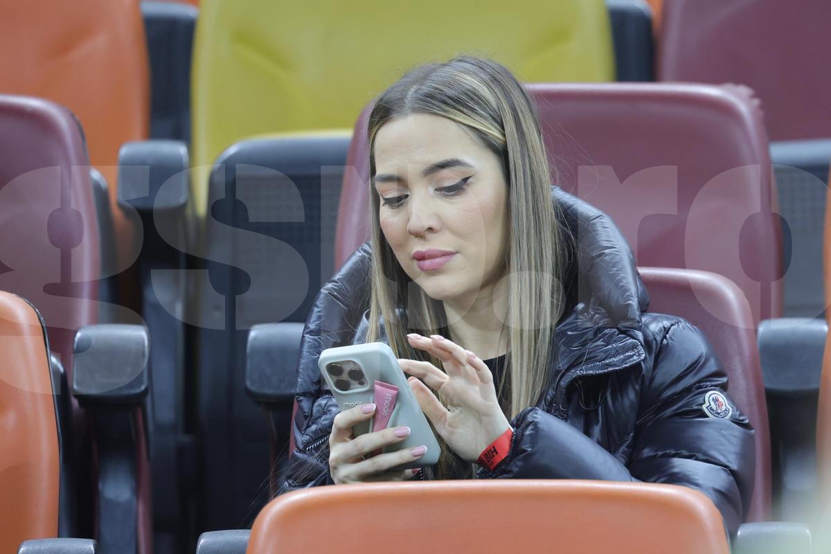 Laura Vicol în „piele” » Vedetele s-au înghesuit în tribunele Arenei Naționale la România - Bosnia
