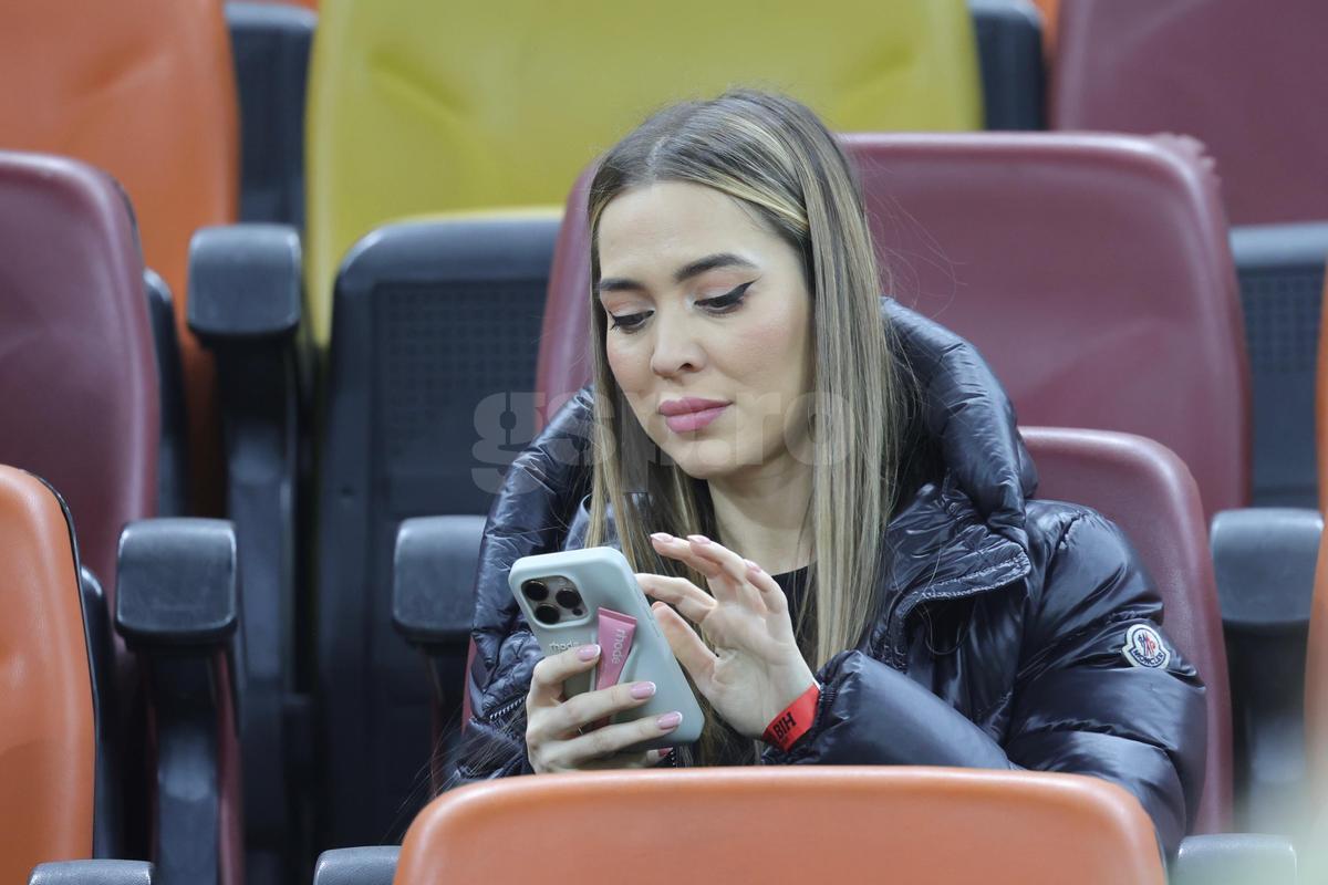Laura Vicol în „piele” » Vedetele s-au înghesuit în tribunele Arenei Naționale la România - Bosnia