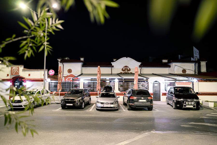 Foto: Facebook / Restaurant Doi Cocoși (Fotograf Cristian Iancu) „Bine, dragă, dar biblioteca unde e?” » Cristi Borcea, dezvăluiri colosale: „I-am deschis seiful și era plin de sus până jos cu dolari”