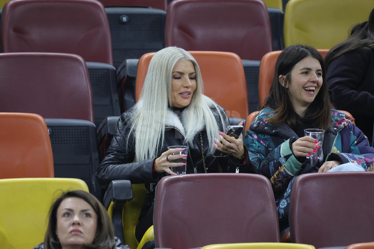 Laura Vicol în „piele” » Vedetele s-au înghesuit în tribunele Arenei Naționale la România - Bosnia