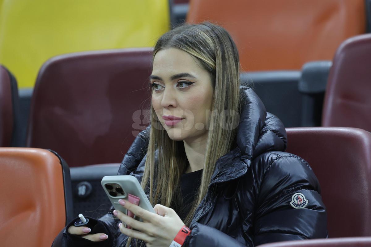 Laura Vicol în „piele” » Vedetele s-au înghesuit în tribunele Arenei Naționale la România - Bosnia