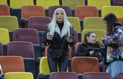 Laura Vicol în „piele” » Vedetele s-au înghesuit în tribunele Arenei Naționale la România - Bosnia