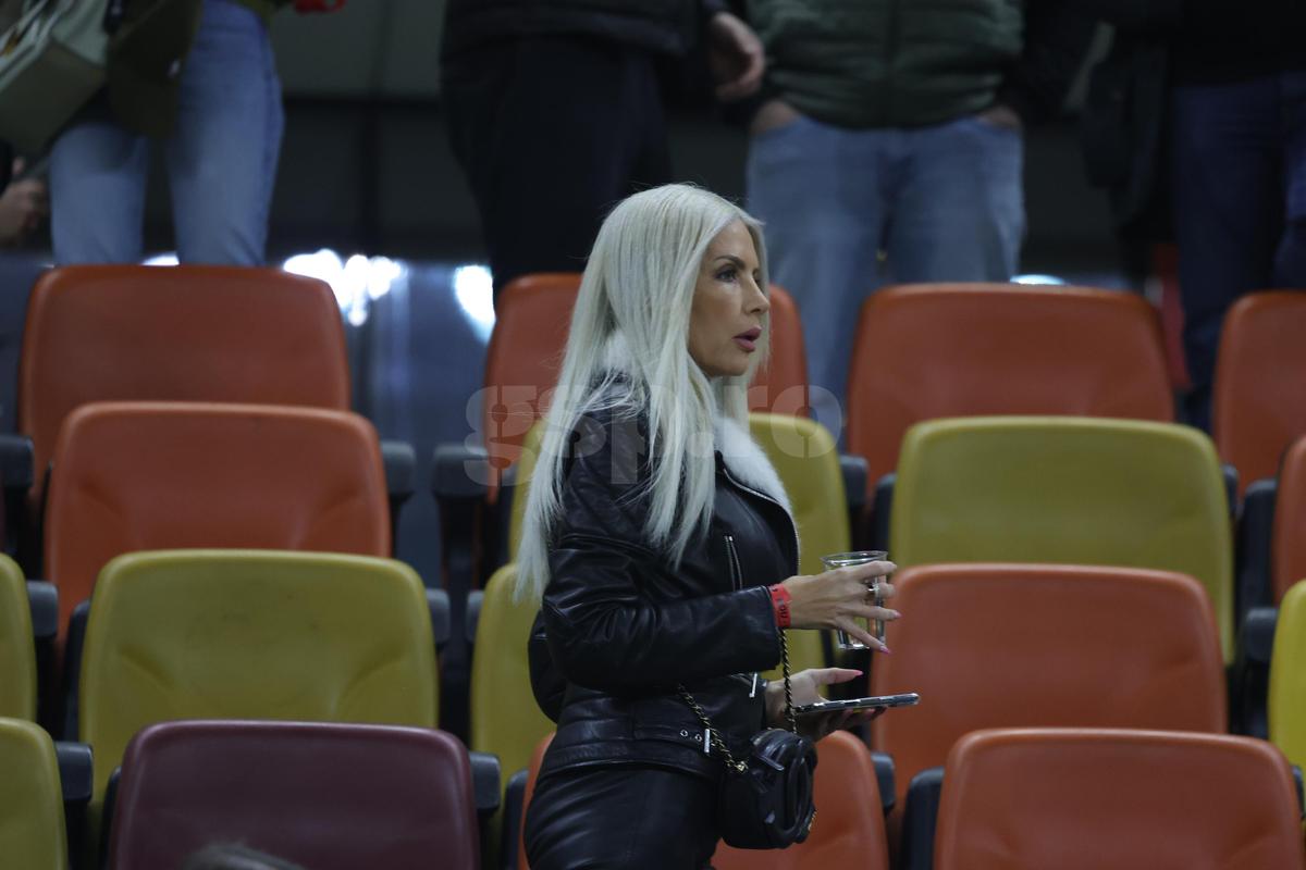 Laura Vicol în „piele” » Vedetele s-au înghesuit în tribunele Arenei Naționale la România - Bosnia