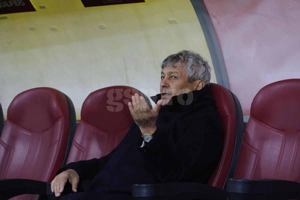 Ce s-a întâmplat pe gazon, imediat după România - Bosnia » Imagini înduioșătoare cu familia unui „tricolor” + Mircea Lucescu, „înmărmurit”