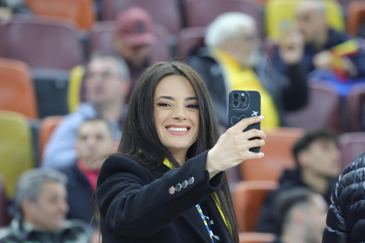 Laura Vicol în „piele” » Vedetele s-au înghesuit în tribunele Arenei Naționale la România - Bosnia